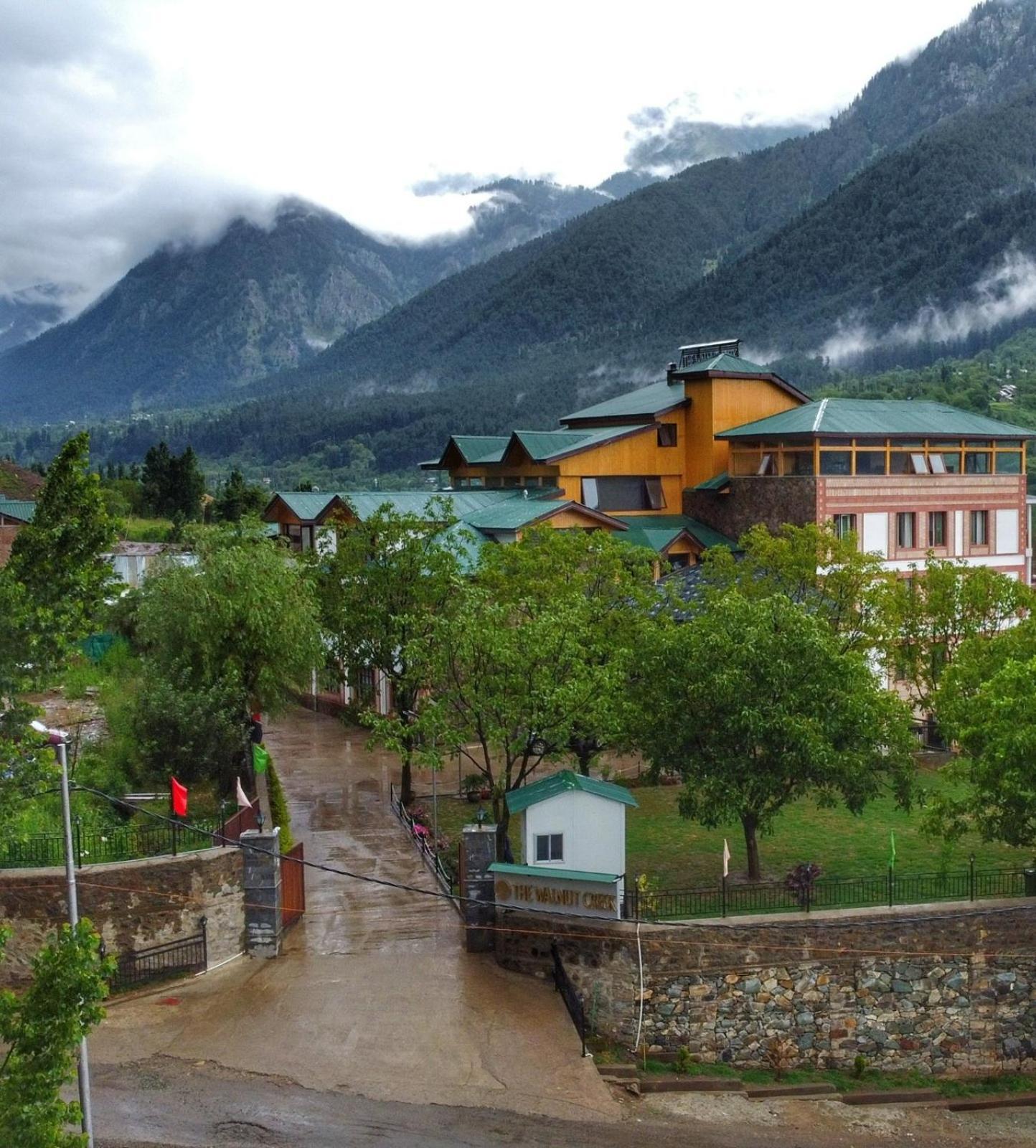 The Walnut Creek Pahalgam Otel Dış mekan fotoğraf